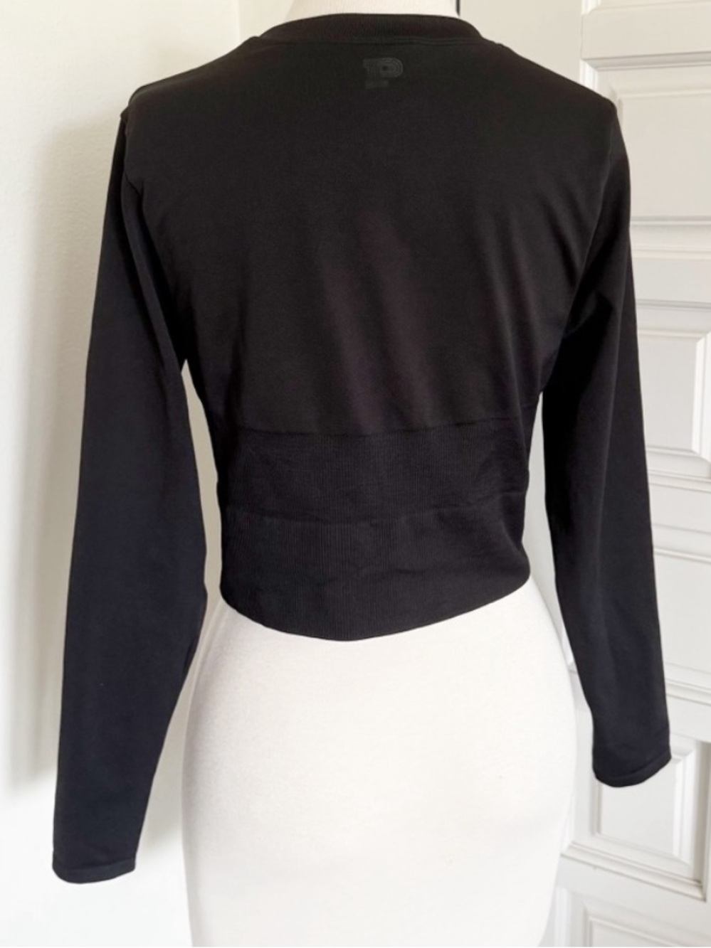 PINK Victoria's Secret Black Long-Sleeve Cropped Tee